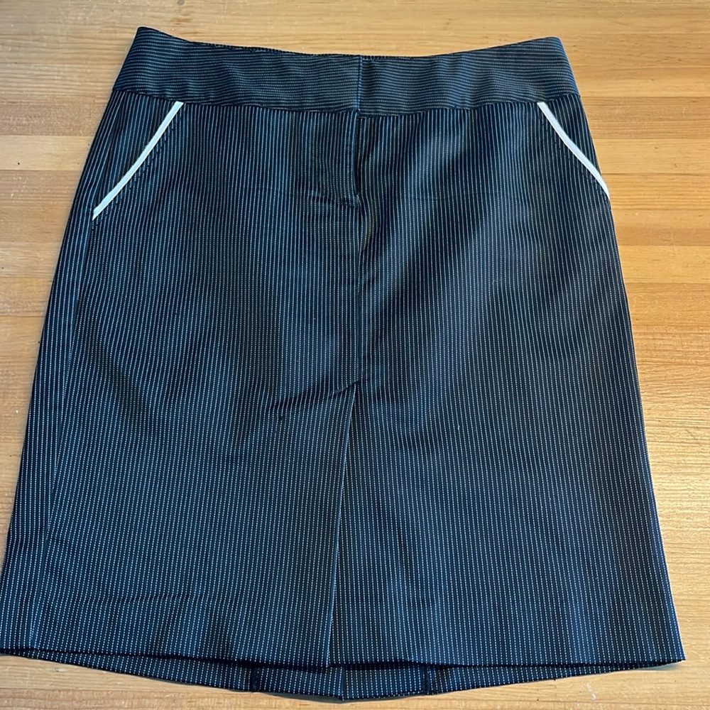 Bebe skirt black with white stripes, 2 pockets in the front size 4